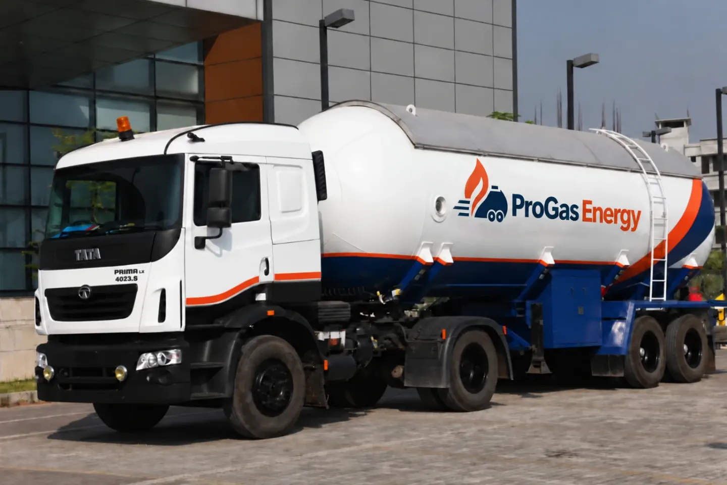 Autocisternă ProGas Energy pentru livrarea propanului, parcată în fața unei clădiri de birouri