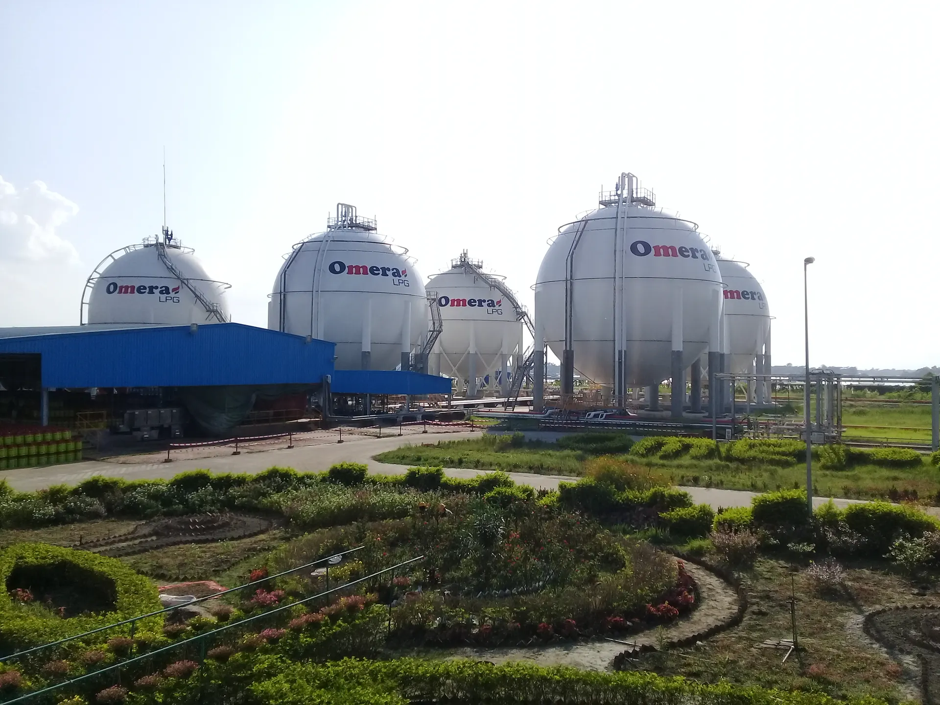 Rezervoare industriale de GPL într-o incintă de producție